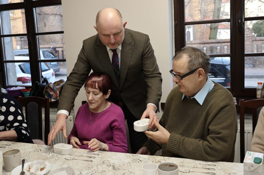 First carbon monoxide detectors for seniors in Chełmno, photo by Mikołaj Kuras for UMWKP