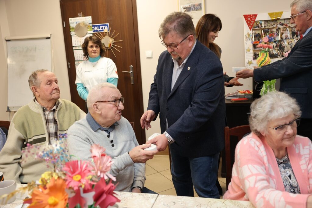 First carbon monoxide detectors for seniors in Chełmno, photo by Mikołaj Kuras for UMWKP