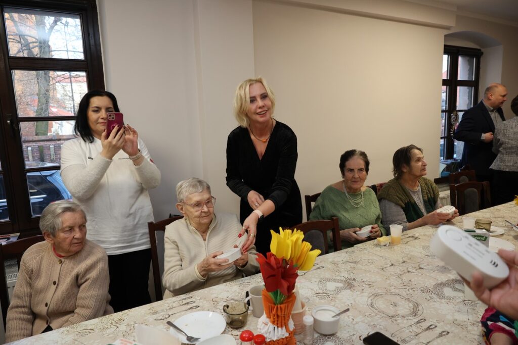 First carbon monoxide detectors for seniors in Chełmno, photo by Mikołaj Kuras for UMWKP