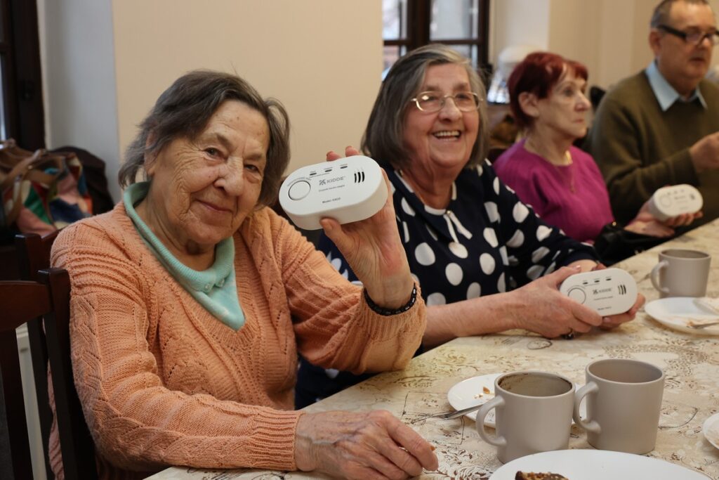 First carbon monoxide detectors for seniors in Chełmno, photo by Mikołaj Kuras for UMWKP