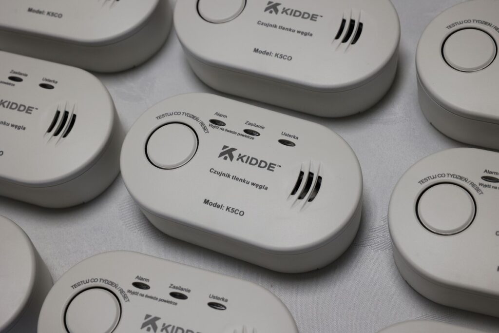 First carbon monoxide detectors for seniors in Chełmno, photo by Mikołaj Kuras for UMWKP