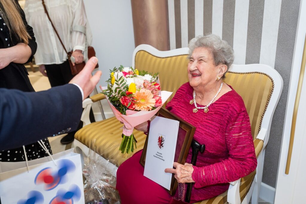 Presentation of the Unitas Durat medal to centenarian Wanda Gordon, photo: Tomasz Czachorowski/eventphoto.com.pl for the Marshal’s Office