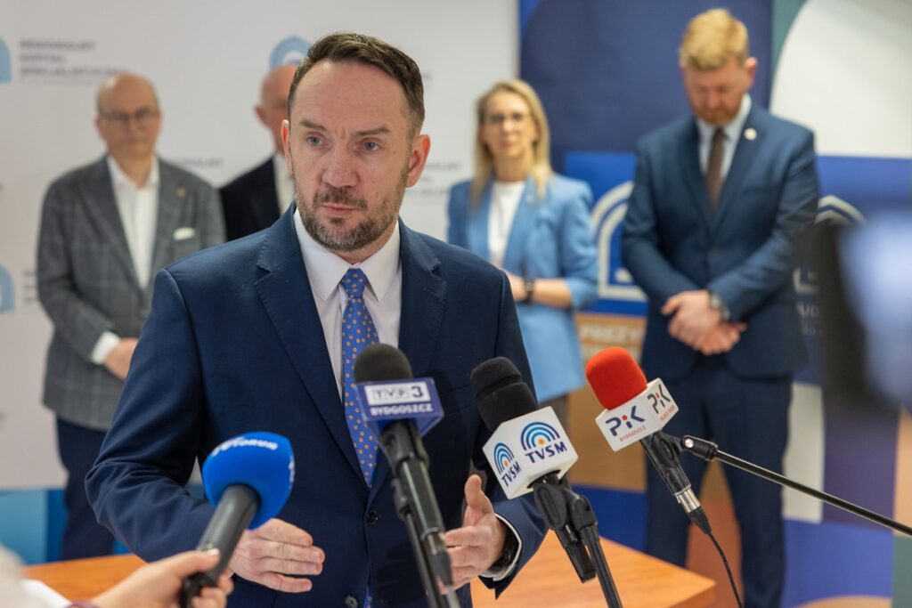 Podpisanie umowy w sprawie finansowania inwestycji, fot. Mikołaj Kuras dla UMWKP