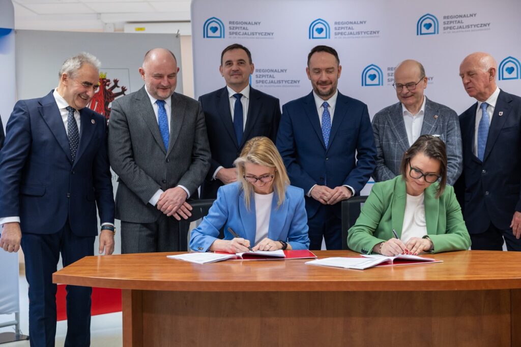 Podpisanie umowy w sprawie finansowania inwestycji, fot. Mikołaj Kuras dla UMWKP