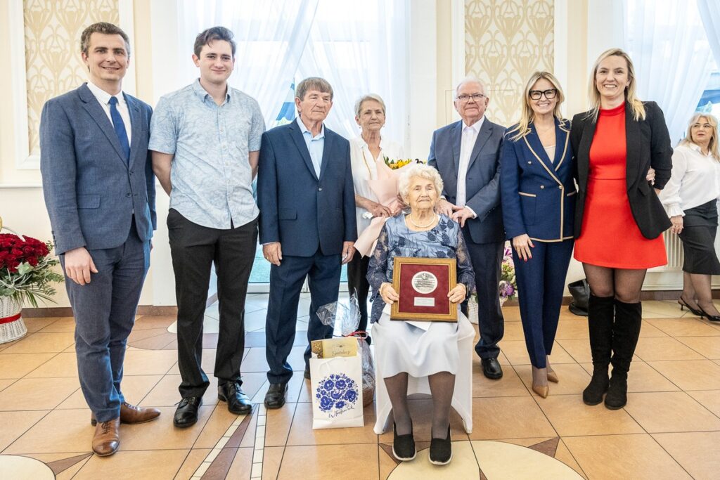 Wręczenie medalu Unitas Durat Józefie Jasik, fot. Szymon Zdziebło/tarantoga.pl dla UMWKP