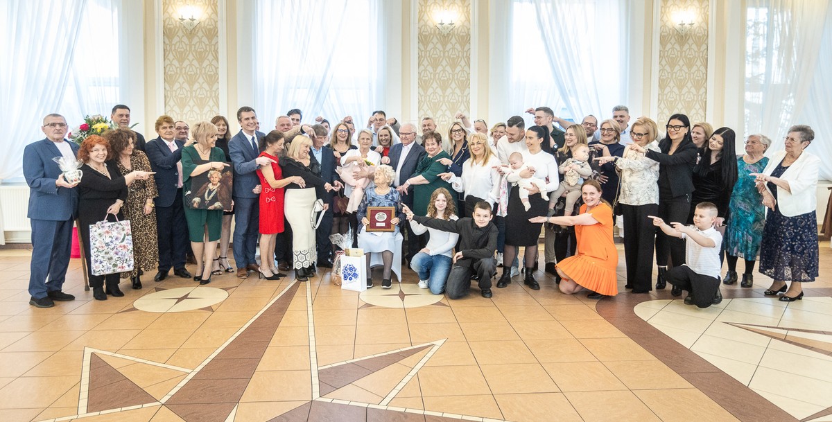 Presentation of the Unitas Durat medal to Józefa Jasik, photo by Szymon Zdziebło / tarantoga.pl for the UMWKP.