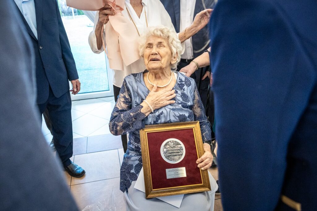 Wręczenie medalu Unitas Durat Józefie Jasik, fot. Szymon Zdziebło/tarantoga.pl dla UMWKP