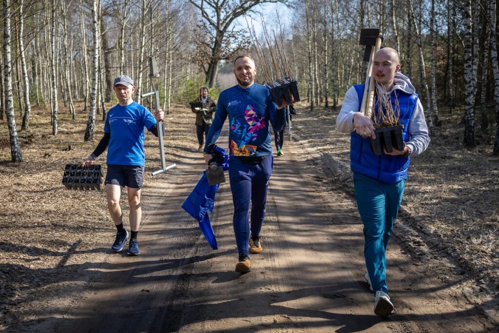 Akcja sadzenia drzew na toruńskiej Barbarce, fot. Szymon Zdziebło/tarantoga.pl dla UMWKP