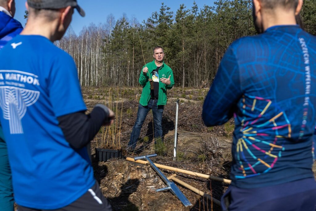Akcja sadzenia drzew na toruńskiej Barbarce, fot. Szymon Zdziebło/tarantoga.pl dla UMWKP