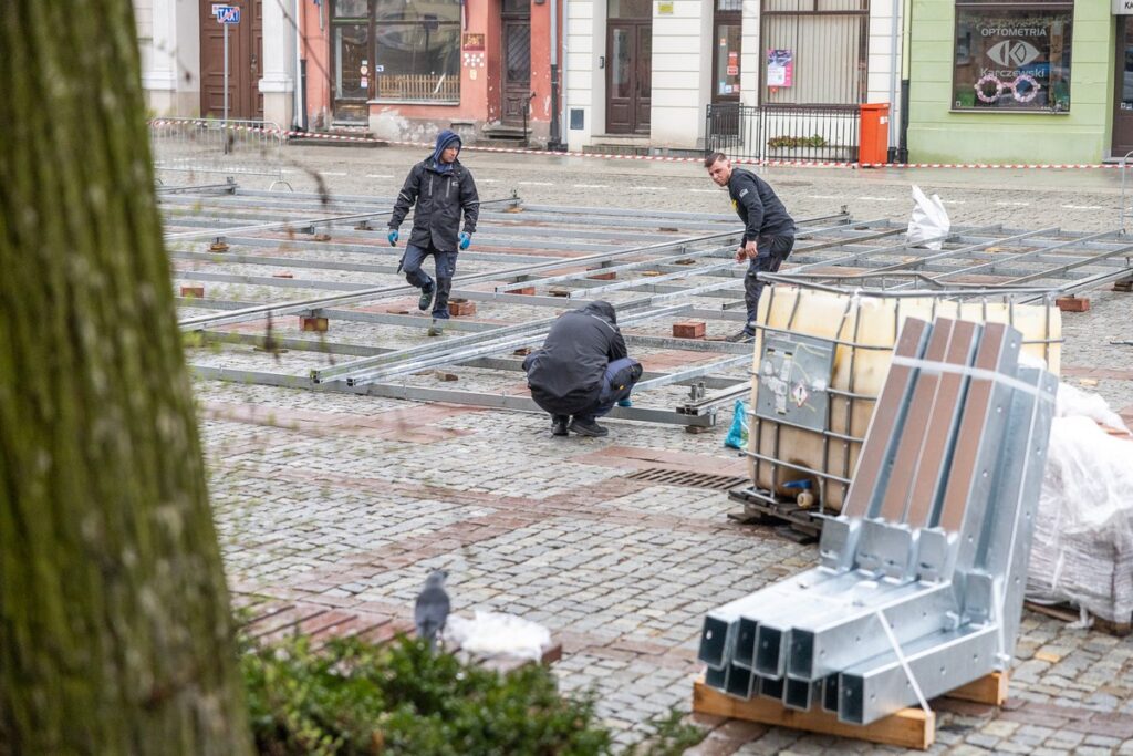 Budowa strefy kibica na Rynku Nowomiejskim w Toruniu, fot. Szymon Zdziebło/tarantoga.pl dla UMWKP