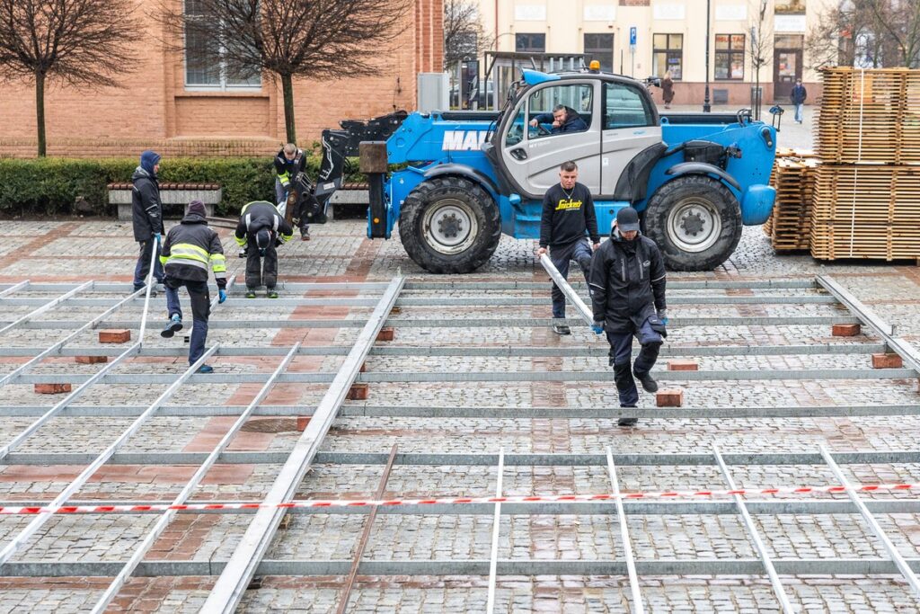 Budowa strefy kibica na Rynku Nowomiejskim w Toruniu, fot. Szymon Zdziebło/tarantoga.pl dla UMWKP