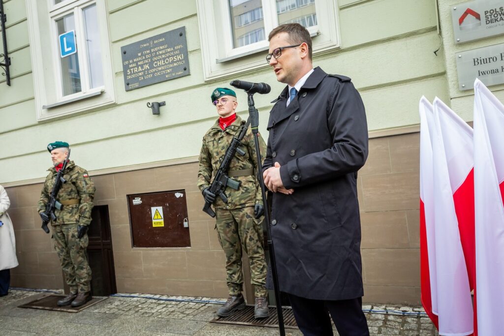 Uroczystość pod tablicą upamiętniającą strajk chłopski, fot. Tomasz Czachorowski/eventphoto dla UMWKP