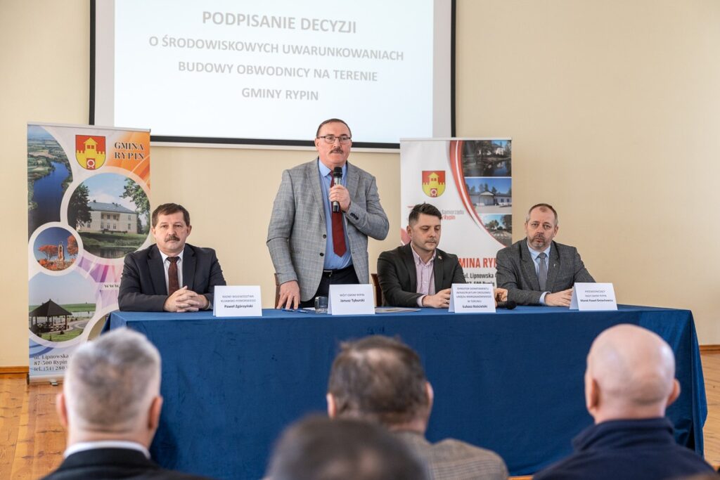 Signing of the environmental decision regarding the construction of the Rypin bypass, photo by Szymon Zdziebło / tarantoga.pl for the UMWKP