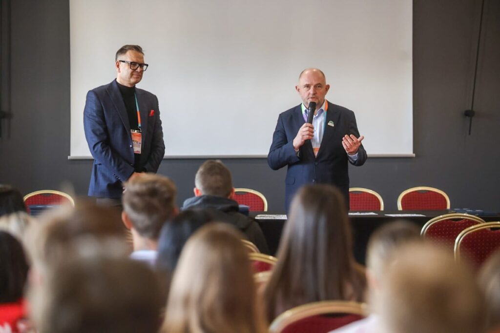 A meeting between Marshal Piotr Całbecki and Sebastian Chmara, President of the Polish Athletics Association, with the Polish national team; photo: Szymon Zdziebło/tarantoga.pl for the Marshal’s Office