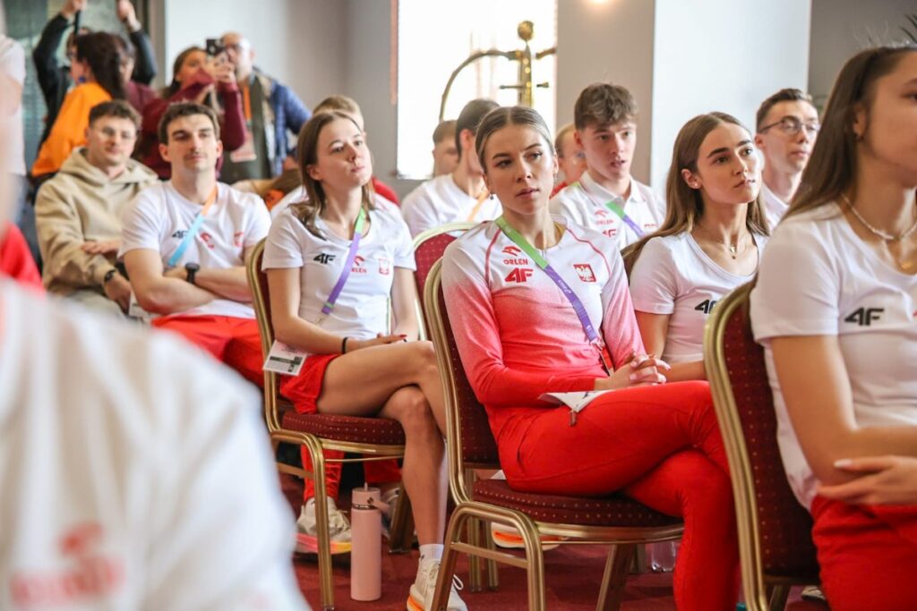 A meeting between Marshal Piotr Całbecki and Sebastian Chmara, President of the Polish Athletics Association, with the Polish national team; photo: Szymon Zdziebło/tarantoga.pl for the Marshal’s Office