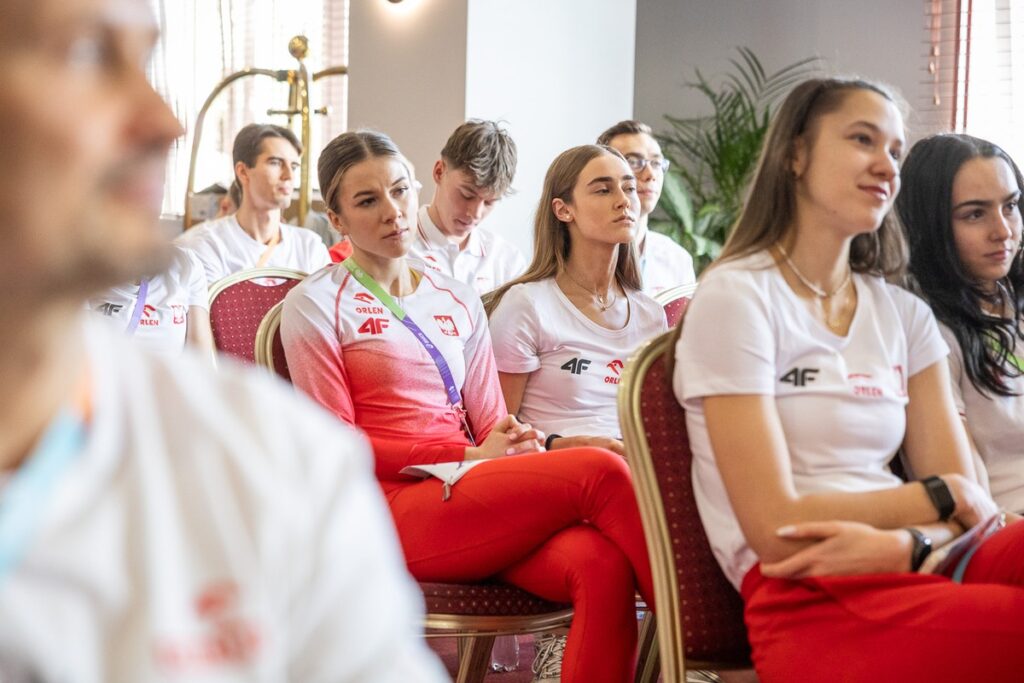 Marszałek Piotr Całbecki wręczył nominacje reprezentantom polskiej kadry, fot. Szymon Zdziebło/tarantoga.pl dla UMWKP