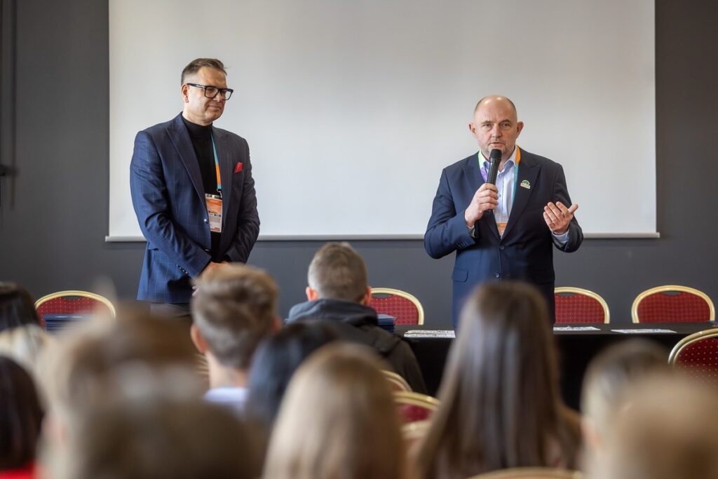 Marszałek Piotr Całbecki wręczył nominacje reprezentantom polskiej kadry, fot. Szymon Zdziebło/tarantoga.pl dla UMWKP