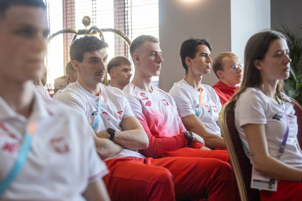 Marszałek Piotr Całbecki wręczył nominacje reprezentantom polskiej kadry, fot. Szymon Zdziebło/tarantoga.pl dla UMWKP