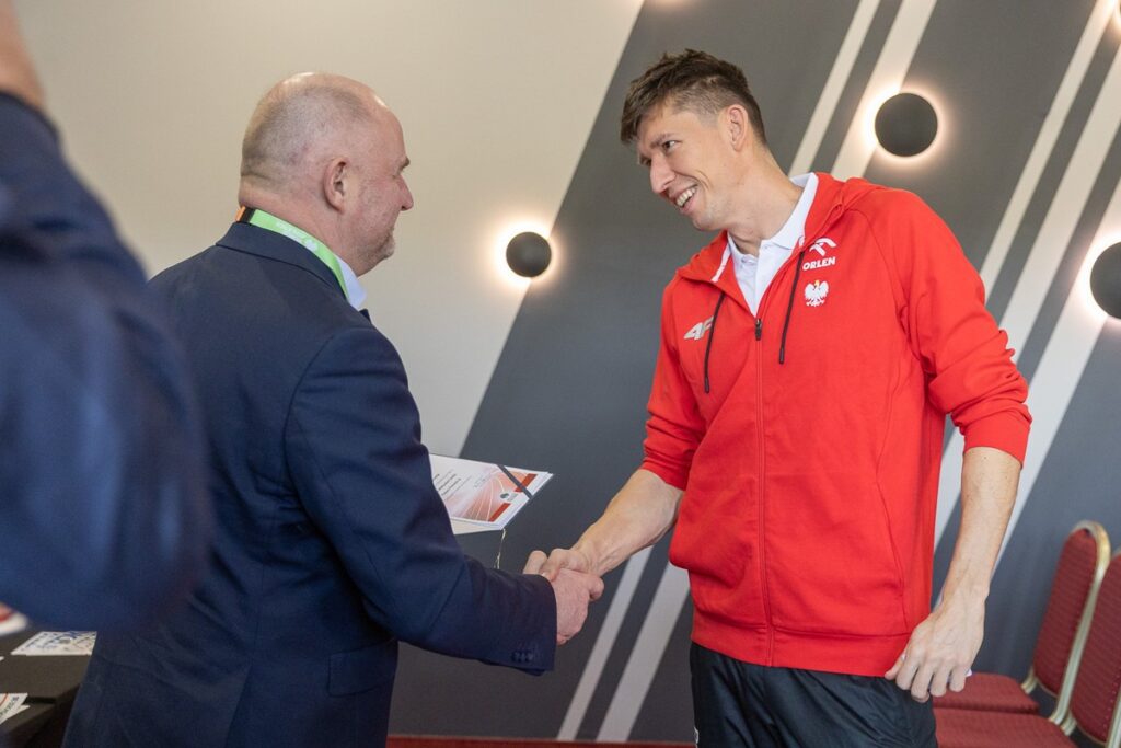 Marszałek Piotr Całbecki wręczył nominacje reprezentantom polskiej kadry, fot. Szymon Zdziebło/tarantoga.pl dla UMWKP