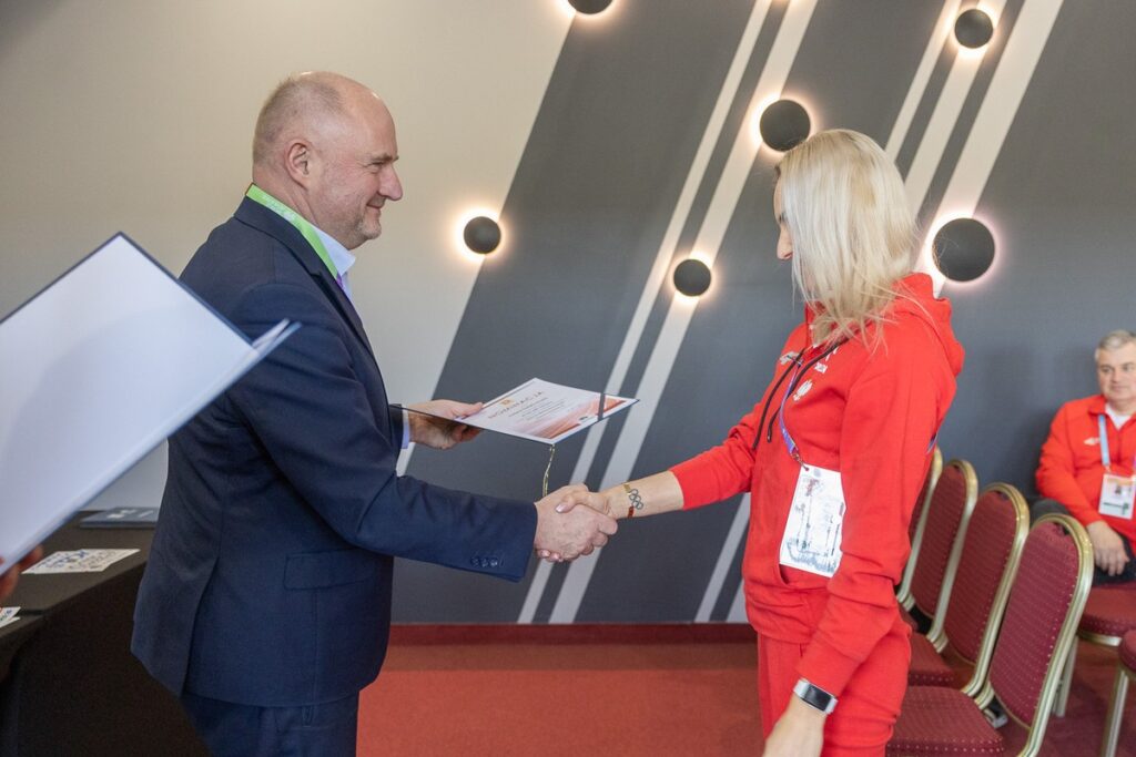 Marszałek Piotr Całbecki wręczył nominacje reprezentantom polskiej kadry, fot. Szymon Zdziebło/tarantoga.pl dla UMWKP