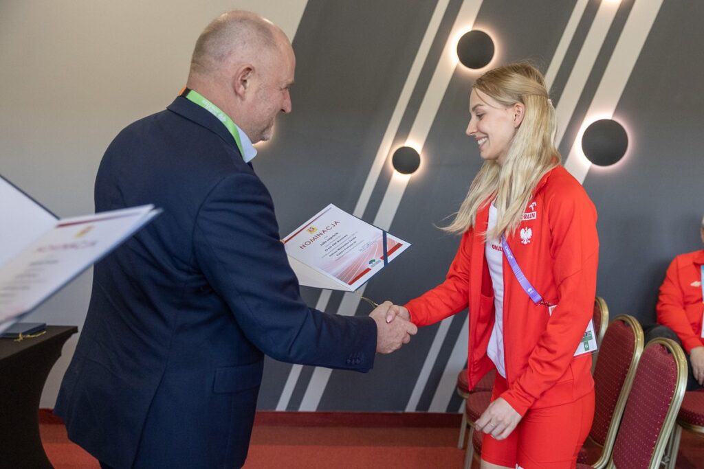 Marszałek Piotr Całbecki wręczył nominacje reprezentantom polskiej kadry, fot. Szymon Zdziebło/tarantoga.pl dla UMWKP
