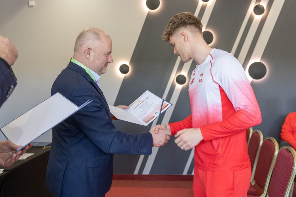 Marszałek Piotr Całbecki wręczył nominacje reprezentantom polskiej kadry, fot. Szymon Zdziebło/tarantoga.pl dla UMWKP