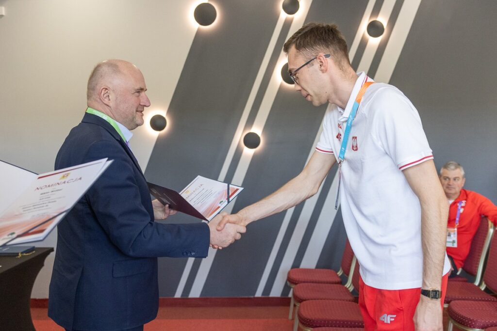 Marszałek Piotr Całbecki wręczył nominacje reprezentantom polskiej kadry, fot. Szymon Zdziebło/tarantoga.pl dla UMWKP