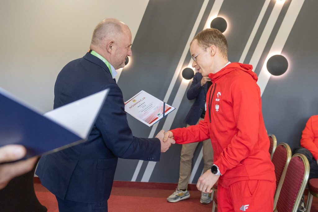 Marszałek Piotr Całbecki wręczył nominacje reprezentantom polskiej kadry, fot. Szymon Zdziebło/tarantoga.pl dla UMWKP