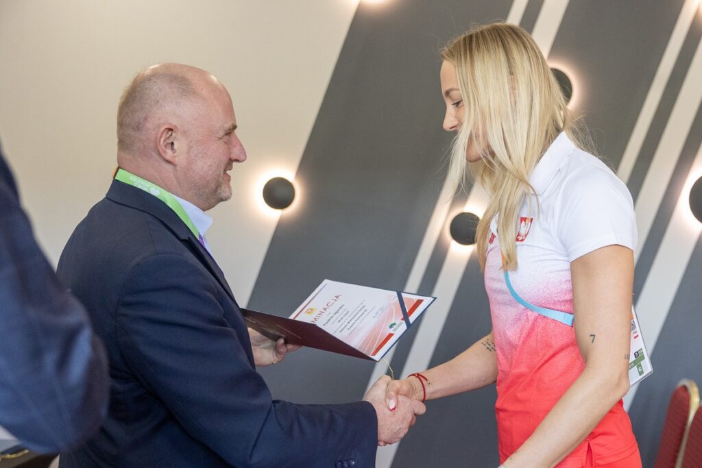 Marszałek Piotr Całbecki wręczył nominacje reprezentantom polskiej kadry, fot. Szymon Zdziebło/tarantoga.pl dla UMWKP