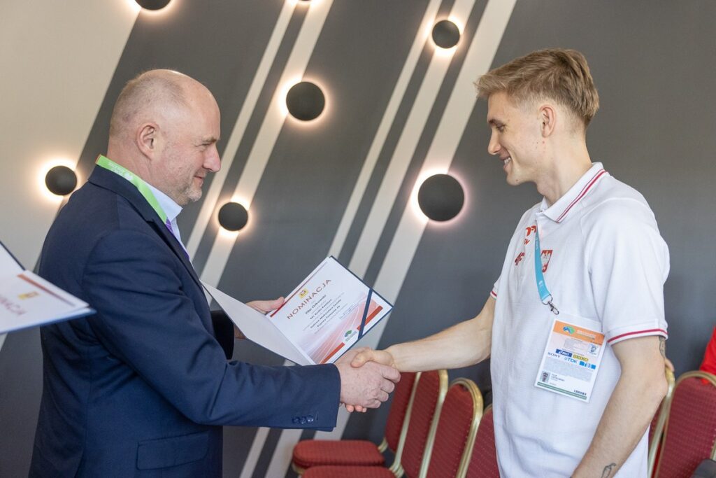 Marszałek Piotr Całbecki wręczył nominacje reprezentantom polskiej kadry, fot. Szymon Zdziebło/tarantoga.pl dla UMWKP