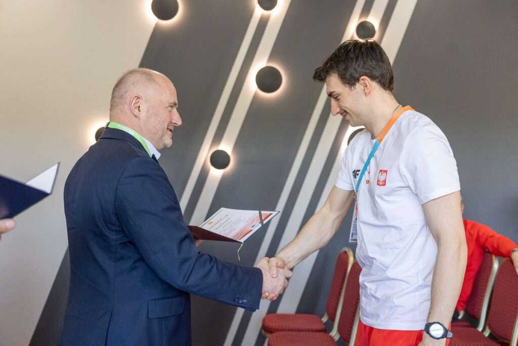 Marszałek Piotr Całbecki wręczył nominacje reprezentantom polskiej kadry, fot. Szymon Zdziebło/tarantoga.pl dla UMWKP