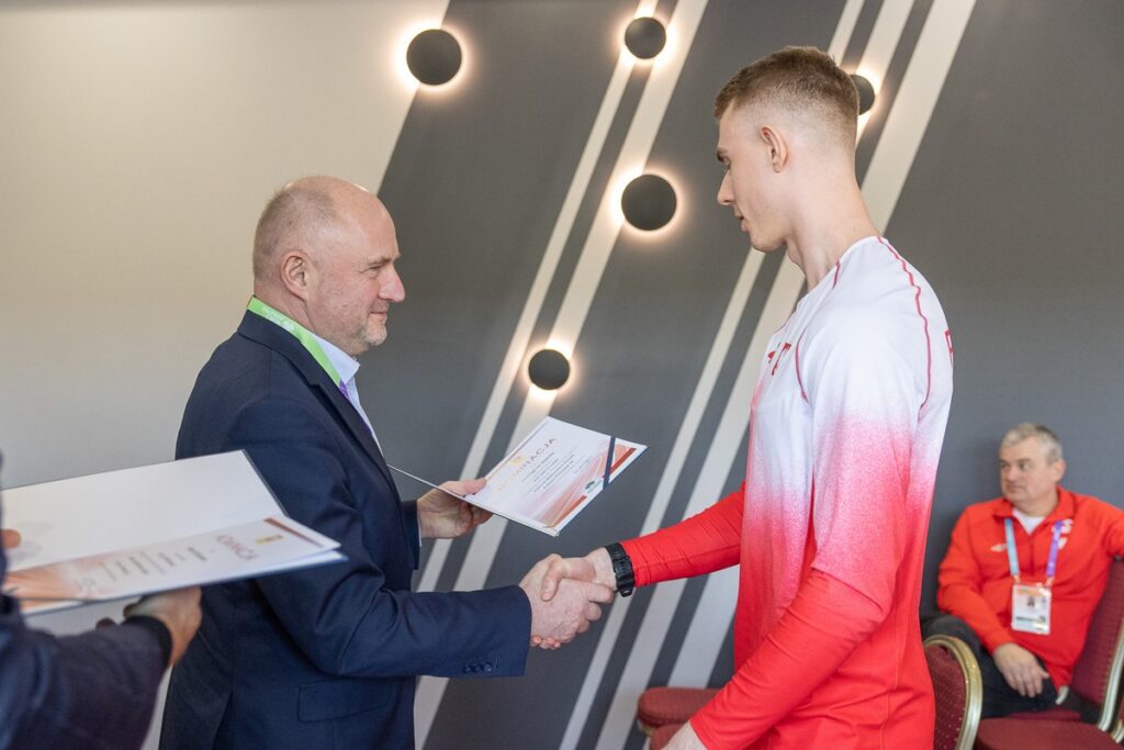 Marszałek Piotr Całbecki wręczył nominacje reprezentantom polskiej kadry, fot. Szymon Zdziebło/tarantoga.pl dla UMWKP