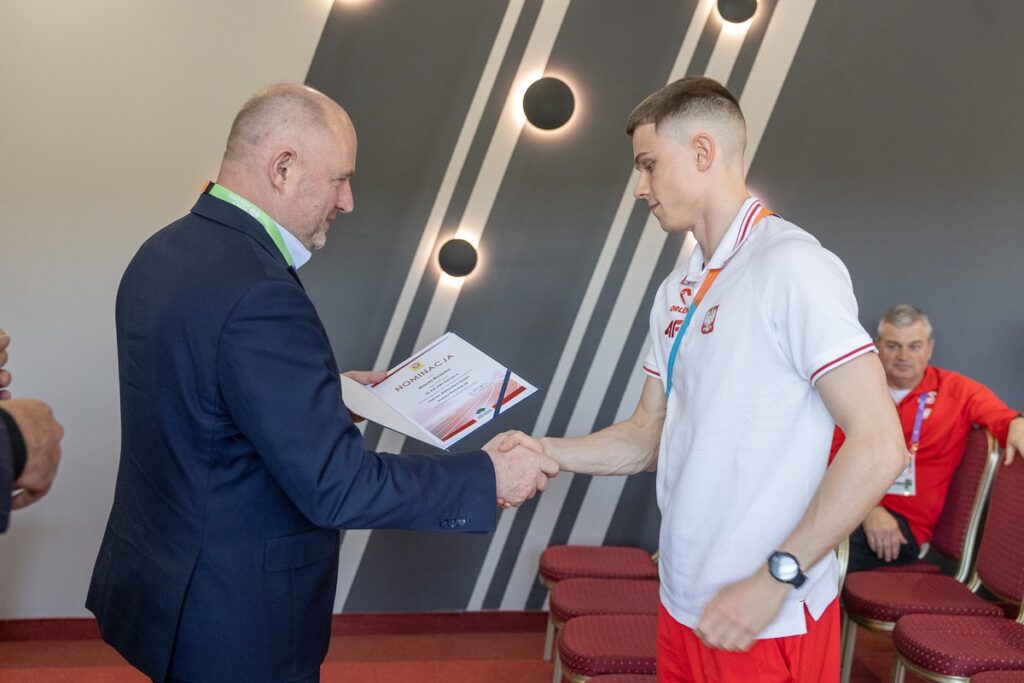 Marszałek Piotr Całbecki wręczył nominacje reprezentantom polskiej kadry, fot. Szymon Zdziebło/tarantoga.pl dla UMWKP