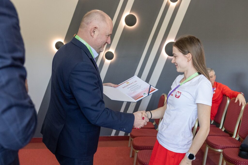 Marszałek Piotr Całbecki wręczył nominacje reprezentantom polskiej kadry, fot. Szymon Zdziebło/tarantoga.pl dla UMWKP