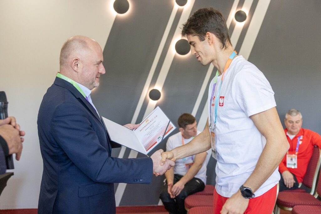 Marszałek Piotr Całbecki wręczył nominacje reprezentantom polskiej kadry, fot. Szymon Zdziebło/tarantoga.pl dla UMWKP