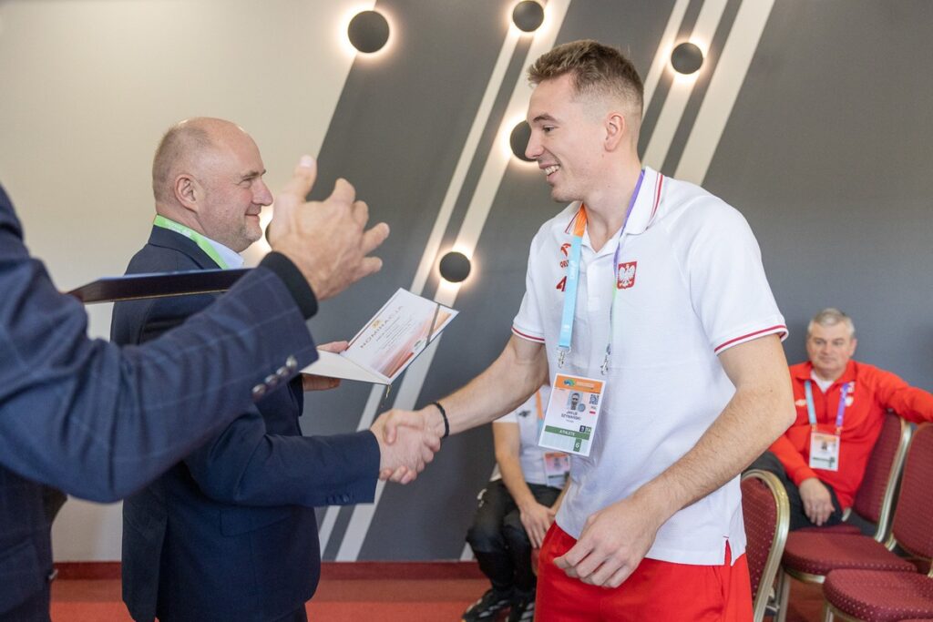 Marszałek Piotr Całbecki wręczył nominacje reprezentantom polskiej kadry, fot. Szymon Zdziebło/tarantoga.pl dla UMWKP