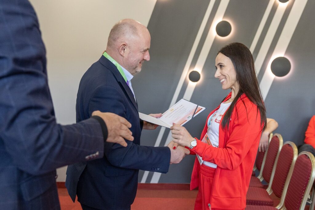 Marszałek Piotr Całbecki wręczył nominacje reprezentantom polskiej kadry, fot. Szymon Zdziebło/tarantoga.pl dla UMWKP