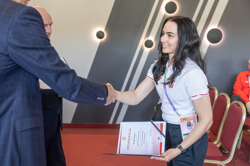 Marszałek Piotr Całbecki wręczył nominacje reprezentantom polskiej kadry, fot. Szymon Zdziebło/tarantoga.pl dla UMWKP