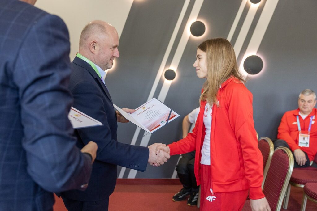 Marszałek Piotr Całbecki wręczył nominacje reprezentantom polskiej kadry, fot. Szymon Zdziebło/tarantoga.pl dla UMWKP