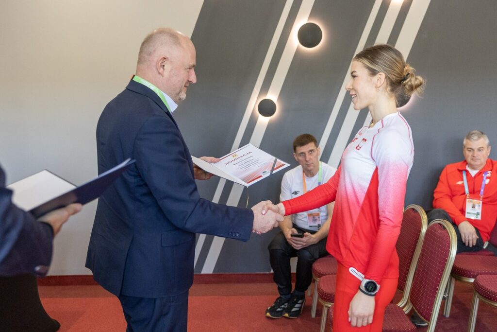Marszałek Piotr Całbecki wręczył nominacje reprezentantom polskiej kadry, fot. Szymon Zdziebło/tarantoga.pl dla UMWKP