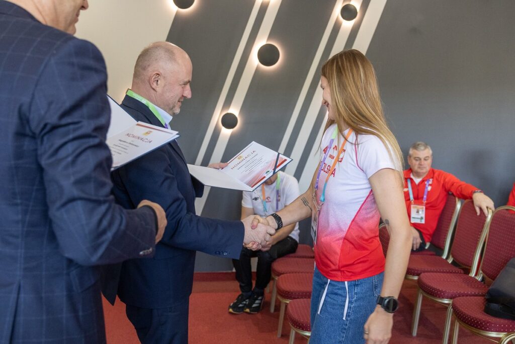 Marszałek Piotr Całbecki wręczył nominacje reprezentantom polskiej kadry, fot. Szymon Zdziebło/tarantoga.pl dla UMWKP