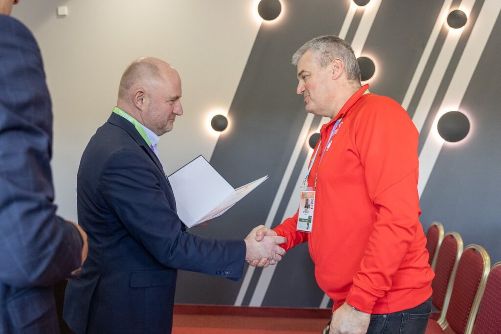 Marszałek Piotr Całbecki wręczył nominacje reprezentantom polskiej kadry, fot. Szymon Zdziebło/tarantoga.pl dla UMWKP