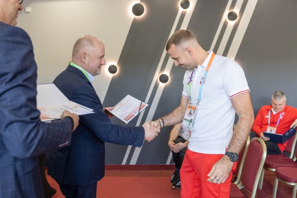 Marszałek Piotr Całbecki wręczył nominacje reprezentantom polskiej kadry, fot. Szymon Zdziebło/tarantoga.pl dla UMWKP
