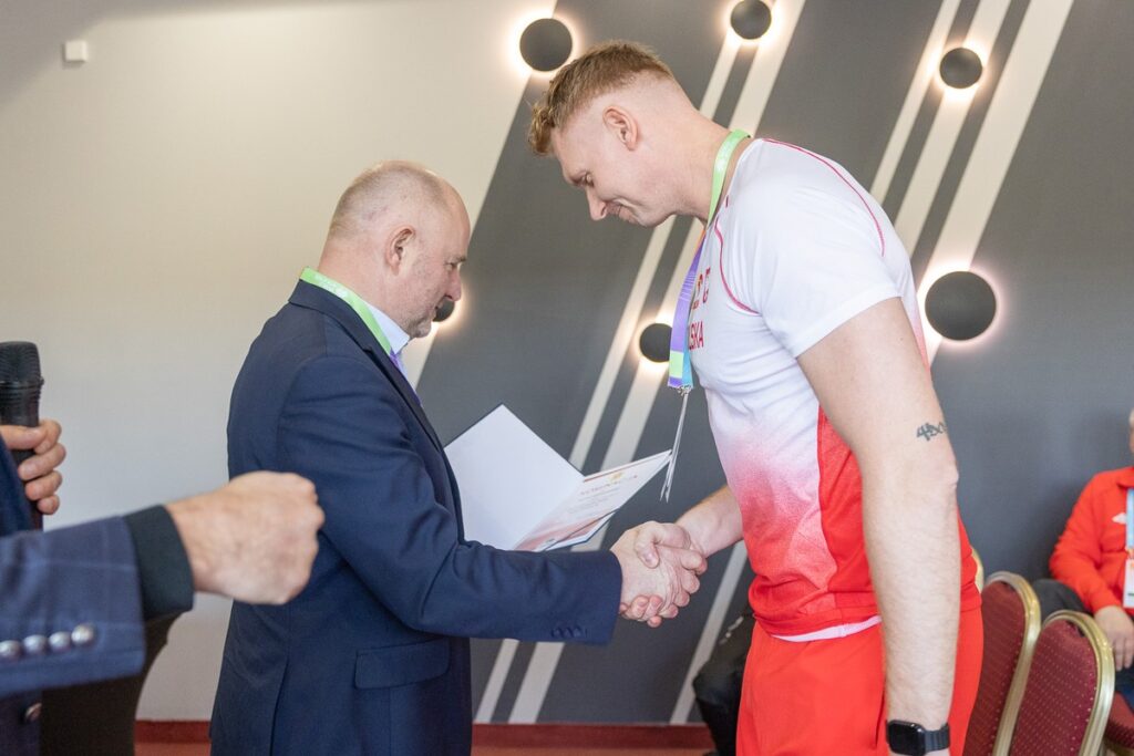 Marszałek Piotr Całbecki wręczył nominacje reprezentantom polskiej kadry, fot. Szymon Zdziebło/tarantoga.pl dla UMWKP