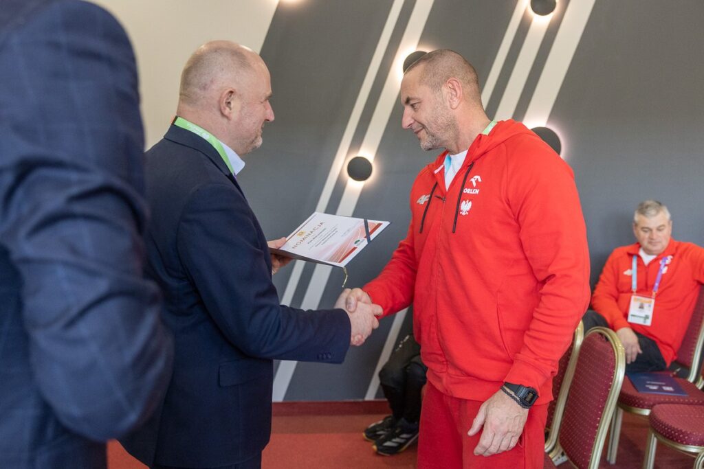 Marszałek Piotr Całbecki wręczył nominacje reprezentantom polskiej kadry, fot. Szymon Zdziebło/tarantoga.pl dla UMWKP