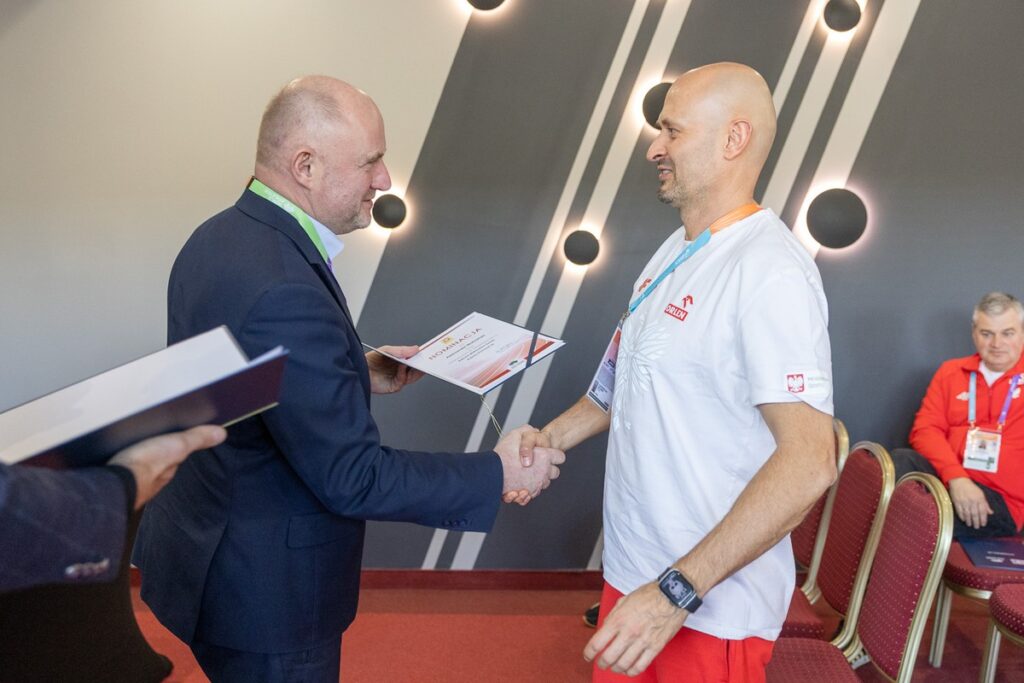Marszałek Piotr Całbecki wręczył nominacje reprezentantom polskiej kadry, fot. Szymon Zdziebło/tarantoga.pl dla UMWKP