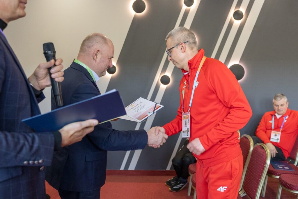 Marszałek Piotr Całbecki wręczył nominacje reprezentantom polskiej kadry, fot. Szymon Zdziebło/tarantoga.pl dla UMWKP