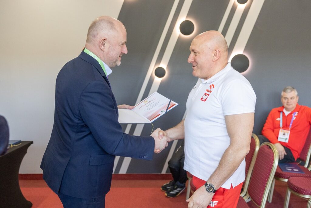Marszałek Piotr Całbecki wręczył nominacje reprezentantom polskiej kadry, fot. Szymon Zdziebło/tarantoga.pl dla UMWKP