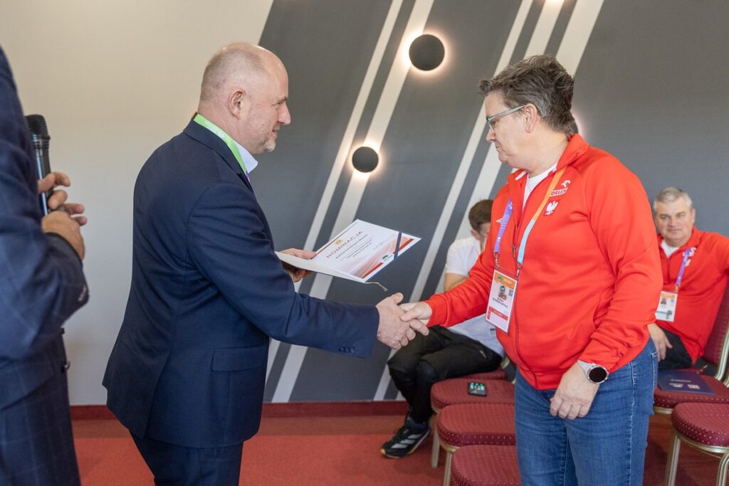 Marszałek Piotr Całbecki wręczył nominacje reprezentantom polskiej kadry, fot. Szymon Zdziebło/tarantoga.pl dla UMWKP