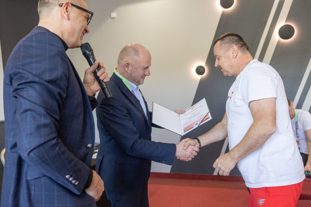 Marszałek Piotr Całbecki wręczył nominacje reprezentantom polskiej kadry, fot. Szymon Zdziebło/tarantoga.pl dla UMWKP